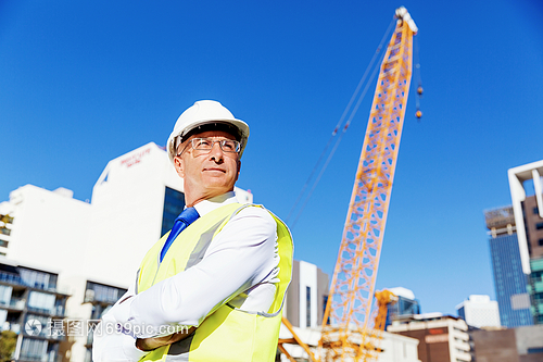 筑夢前行 安全背心下的建設(shè)者圖景